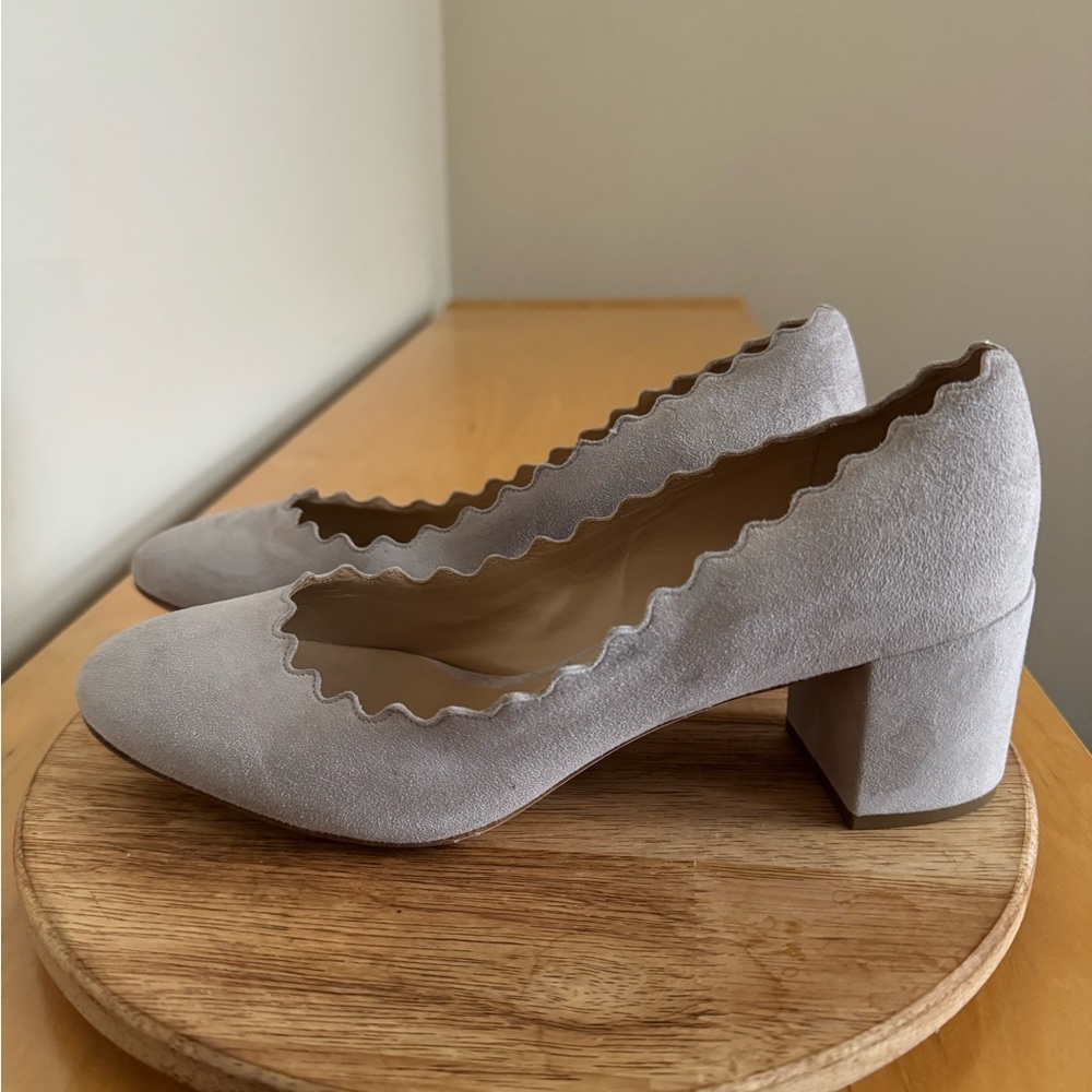 New w/o box - Chloé Lauren Scalloped Gray suede pumps - size 36 (US 6)